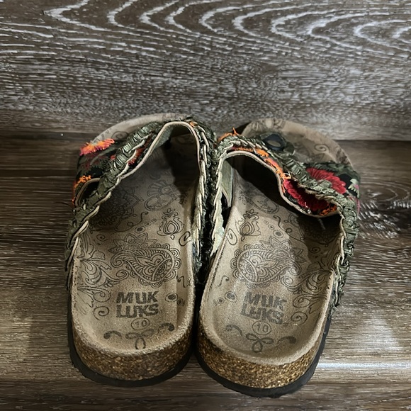 Ladies size 10 cork wedge Muk Luk flip flops, green braid strap, floral band - Picture 3 of 4